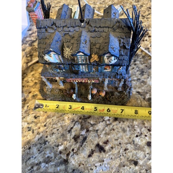 Hawthorne Village LILY'S INN THE MUNSTERS HALLOWEEN VILLAGE No. A3135 (READ DES) - Picture 10 of 12